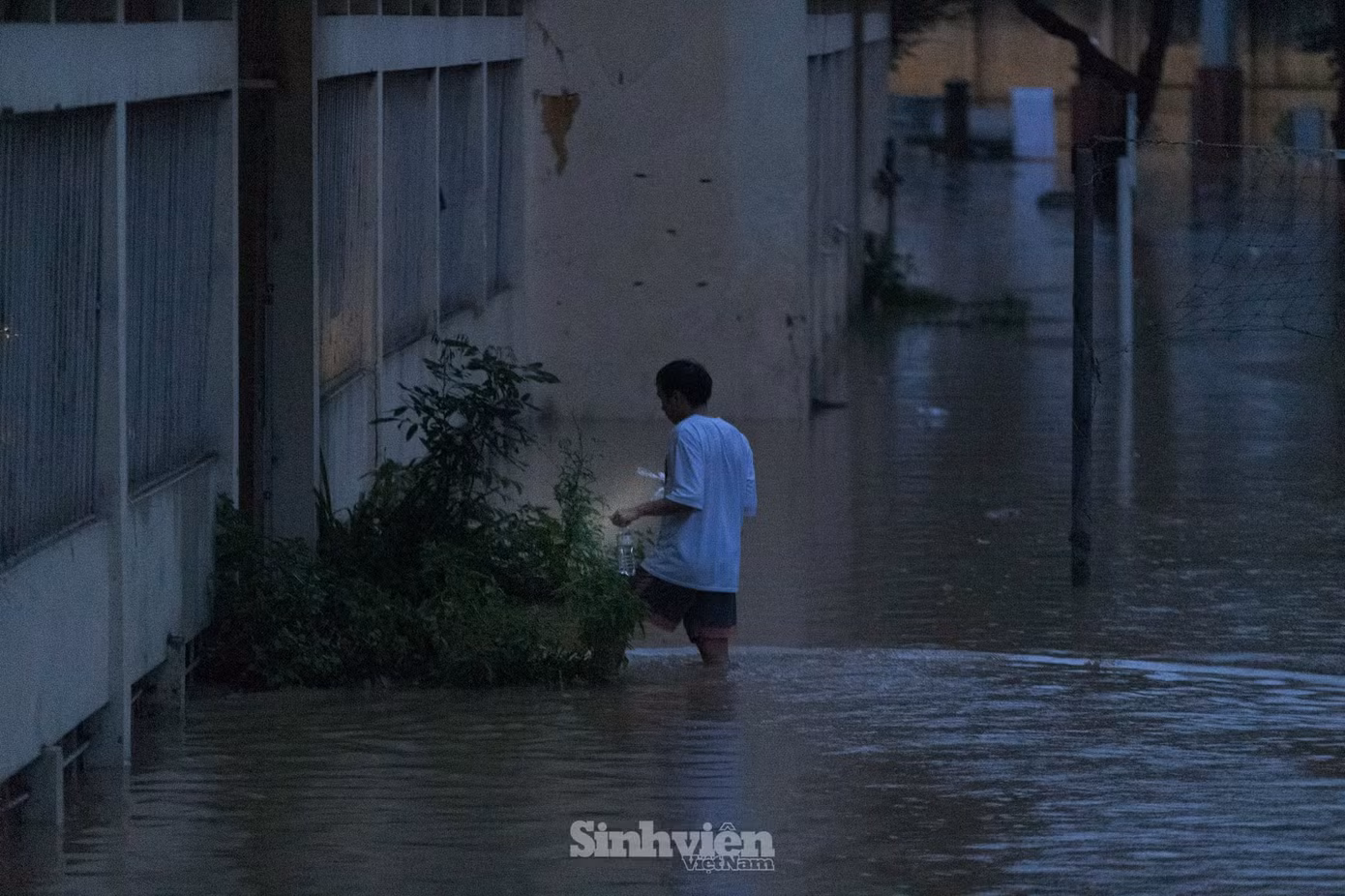 Ký túc xá chìm trong bóng tối, sinh viên mò mẫm dưới ánh đèn điện thoại.