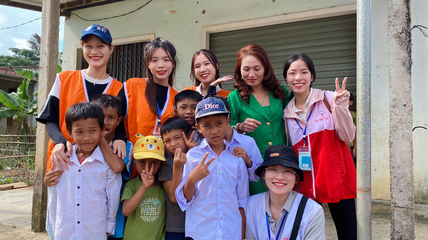 Dương cùng các bạn sinh viên tham gia tình nguyện Tiếp sức đến trường 2023 tại huyện A Lưới tỉnh Thừa Thiên Huế. Dương cùng các bạn sinh viên tham gia tình nguyện Tiếp sức đến trường 2023 tại huyện A Lưới tỉnh Thừa Thiên Huế.