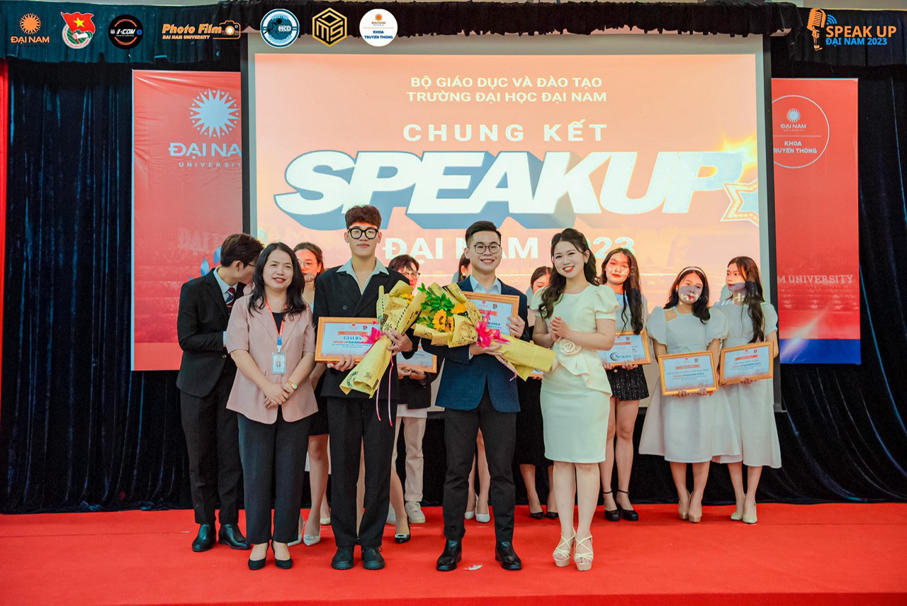 Nam chinh phục thành công giải ba Speak Up Đại Nam. Nam chinh phục thành công giải ba Speak Up Đại Nam.