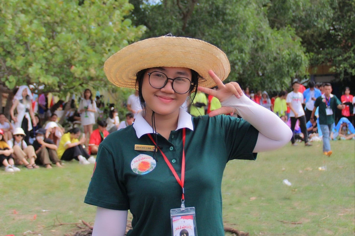 Huyền trong nhiệm vụ của ban tổ chức Trại hè 2023 tại trường. Huyền trong nhiệm vụ của ban tổ chức Trại hè 2023 tại trường.