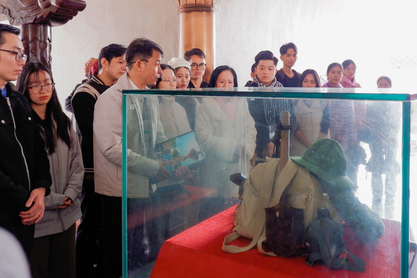 Hành trình khám phá miền Trung bước sang ngày thứ năm (20/12), đoàn ghé thăm Thành cổ Quảng Trị, nơi gắn liền với những câu chuyện lịch sử bi tráng. Tại đây, các bạn sinh viên đã lắng nghe những bài học về sự hy sinh và tinh thần bất khuất của dân tộc, cùng nhau thắp nén hương tri ân các anh hùng liệt sĩ.