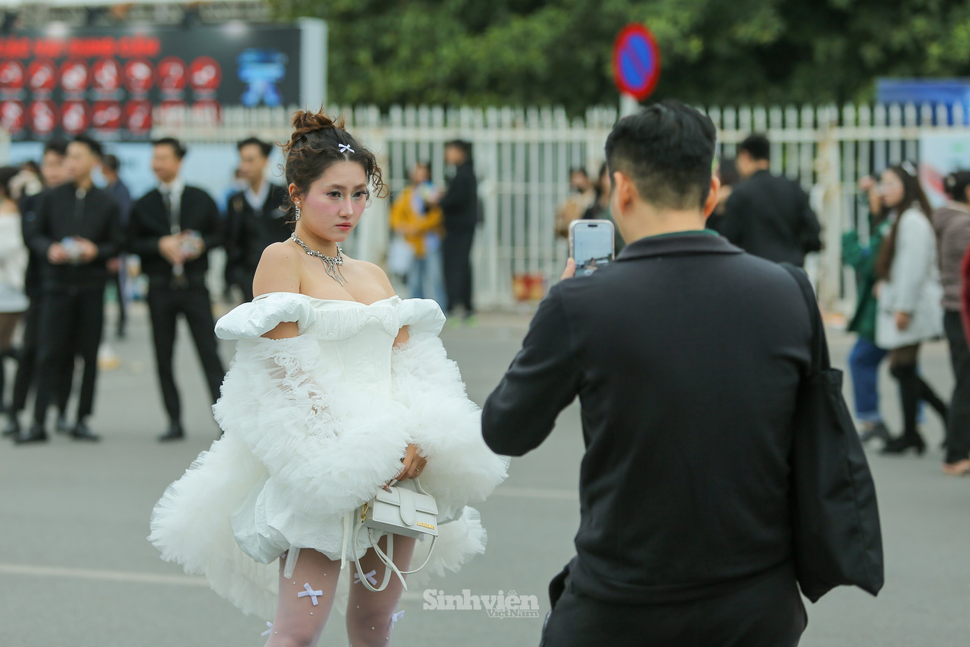 Các fan tranh thủ check-in trước giờ diễn.