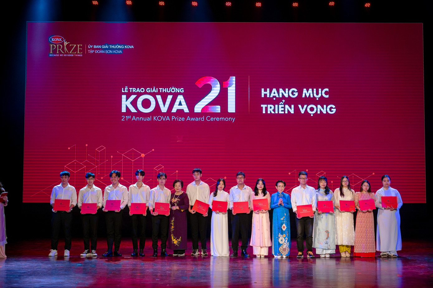 Long Nhật là 1 trong 14 cá nhân đạt Giải thưởng KOVA - hạng mục triển vọng năm 2023. Long Nhật là 1 trong 14 cá nhân đạt Giải thưởng KOVA - hạng mục triển vọng năm 2023.