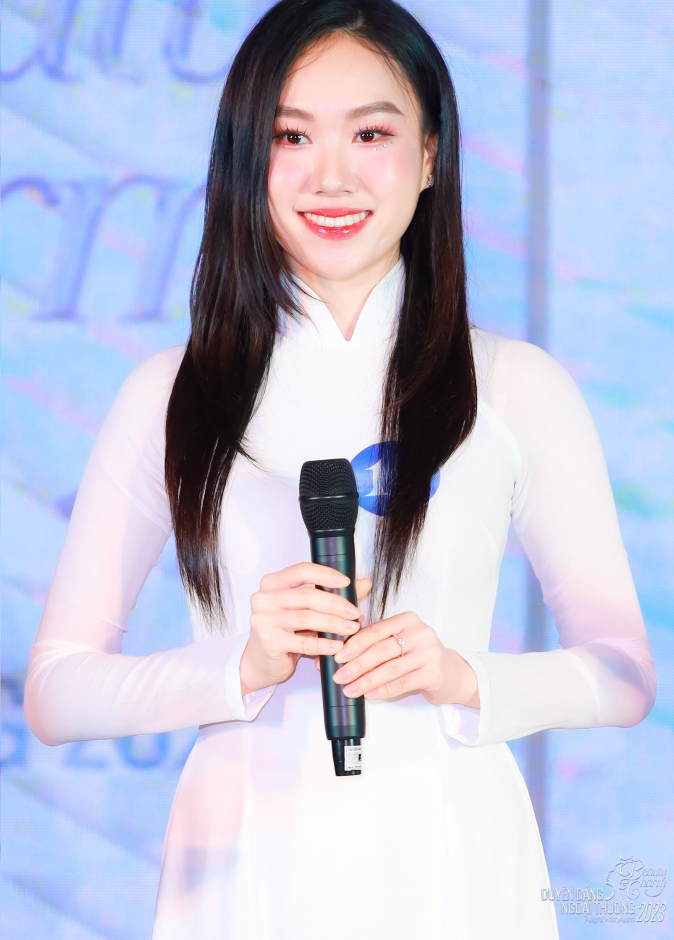 Đinh Diệu Anh - nữ sinh Ngoại thương xuất sắc giành 3 giải hoa khôi. Đinh Diệu Anh - nữ sinh Ngoại thương xuất sắc giành 3 giải hoa khôi.