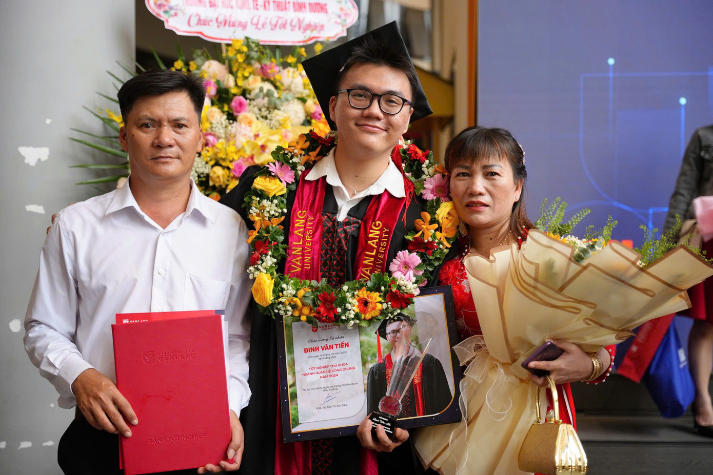 Tiến và ba mẹ trong buổi lễ tốt nghiệp đại học. Tiến và ba mẹ trong buổi lễ tốt nghiệp đại học.