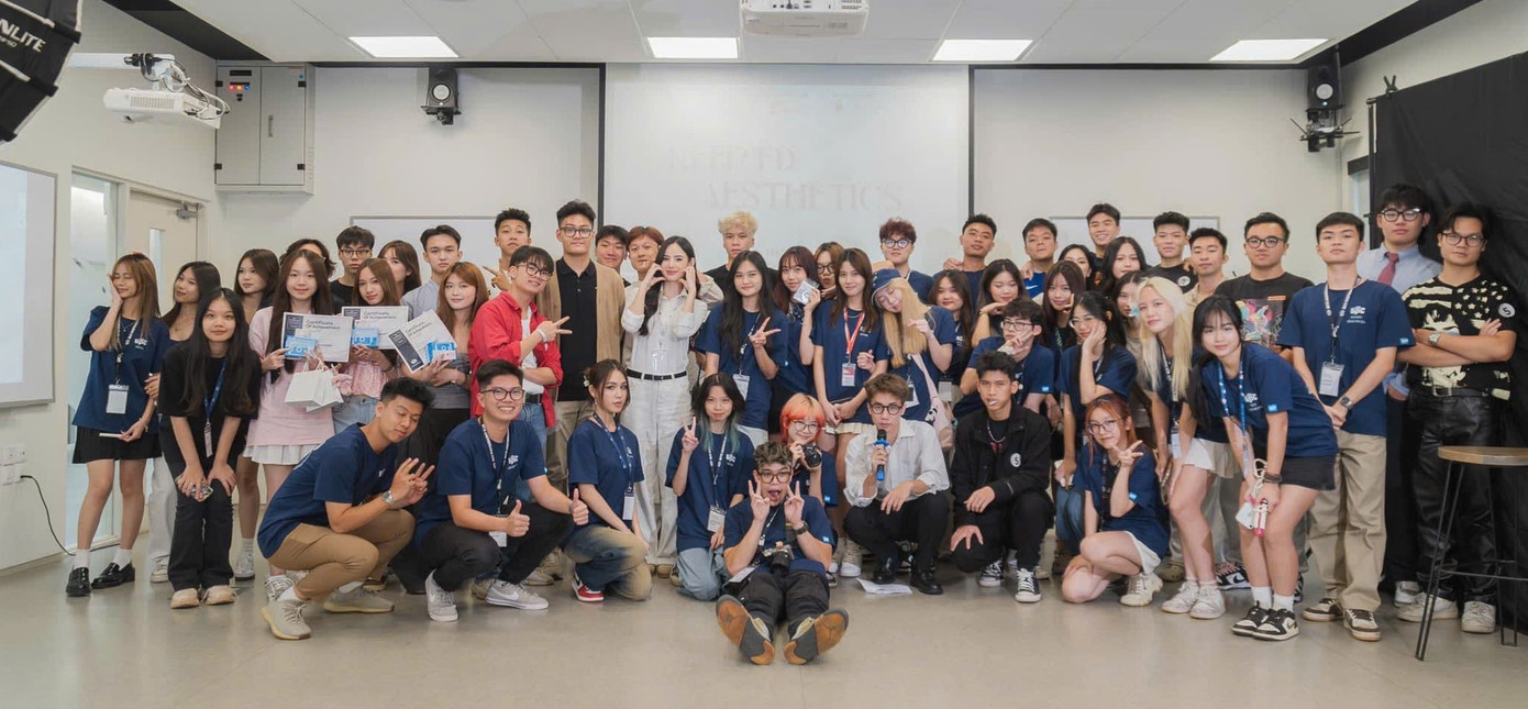 Nữ sinh nhận được nhiều tình cảm của mọi người. Nữ sinh nhận được nhiều tình cảm của mọi người.