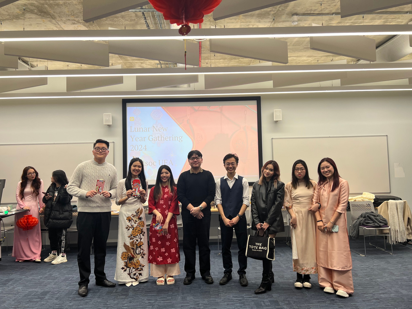 Nhân cùng Ban Chấp hành Hội Sinh viên Việt Nam tại thành phố Norwich trong sự kiện Tết Gathering 2024.