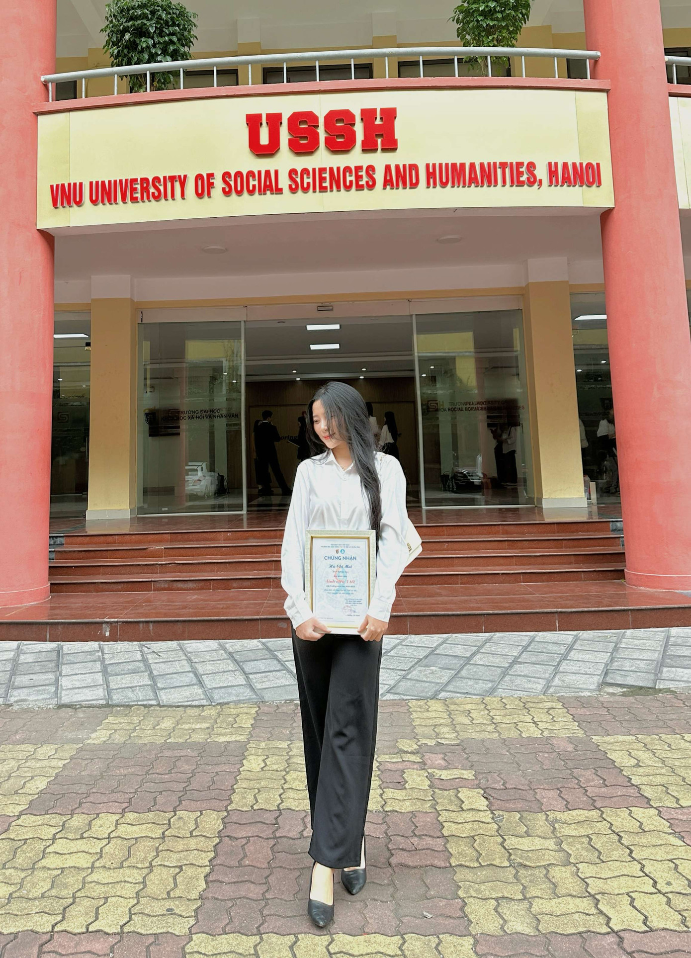 Chi Mai nhận giấy khen cho Danh hiệu Sinh viên 5 tốt.