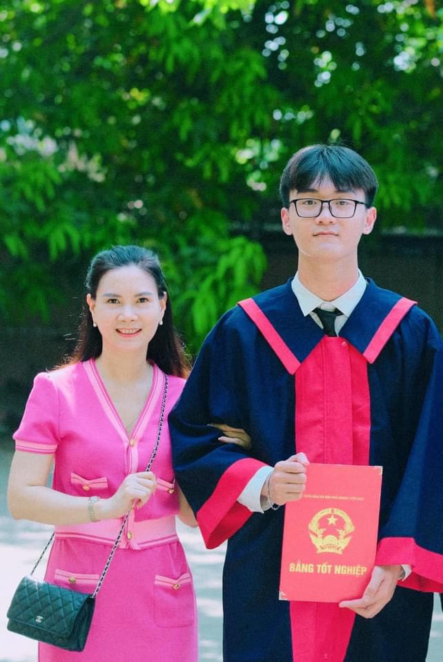 Khôi Nguyên rạng rỡ bên mẹ của mình.