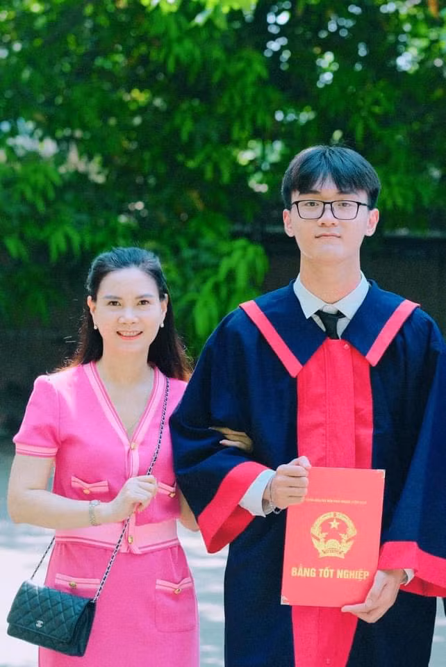 Khôi Nguyên rạng rỡ bên mẹ của mình.