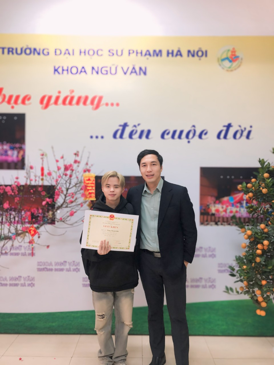 Thanh Đối nhận giấy khen Sinh viên giỏi cùng với thầy Nguyễn Việt Hùng - Giảng viên bộ môn Văn học dân gian tại trường.