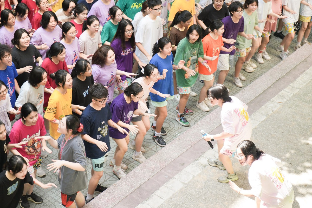 Hạnh Trang (cầm mic) thể hiện khả năng thủ lĩnh, tham gia khuấy động sân khấu tại một sự kiện.