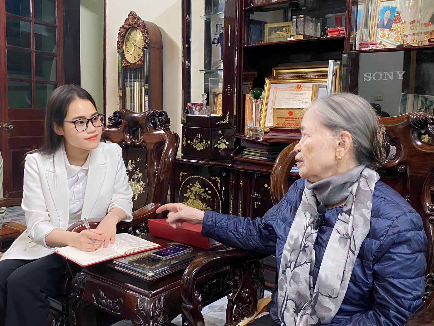 Vân Anh trong một lần thực hiện sản xuất tin bài.