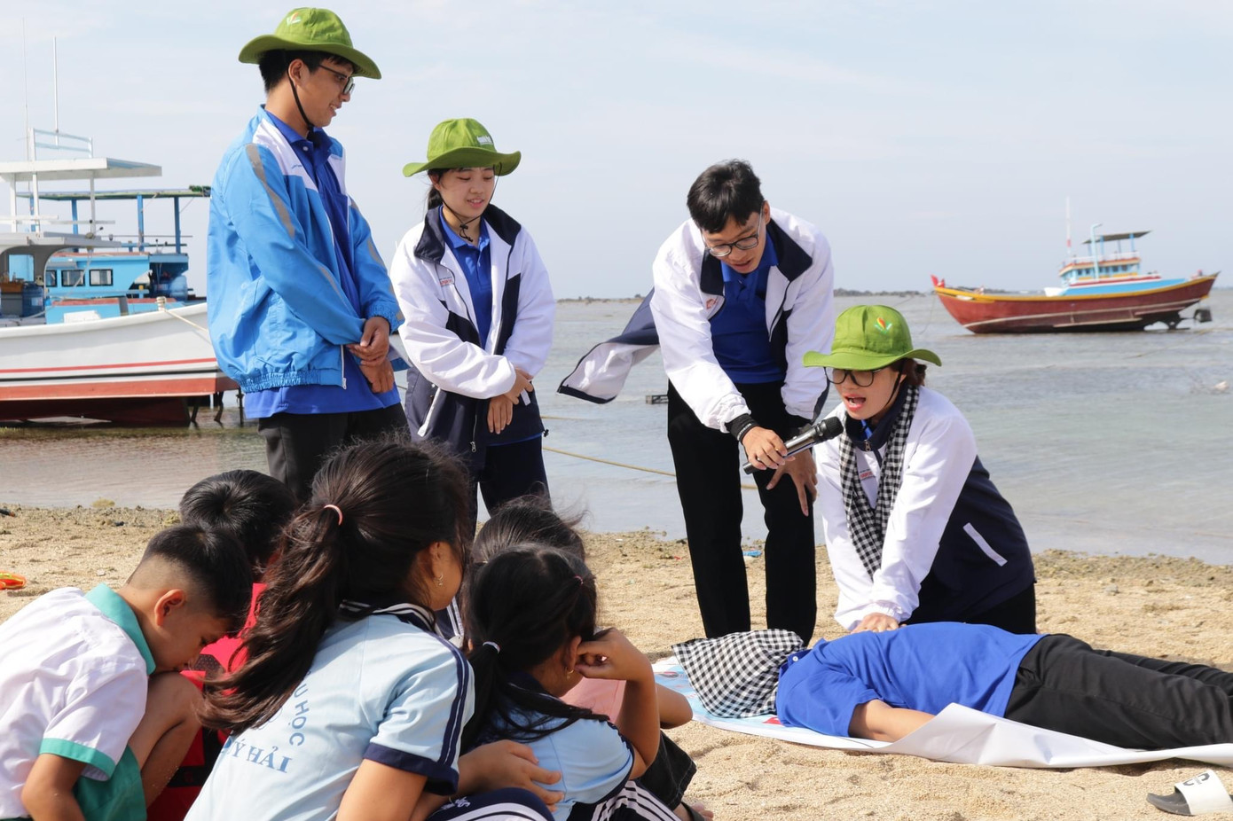 Mang những kiến thức về y tế áp dụng vào hoạt động tình nguyện.