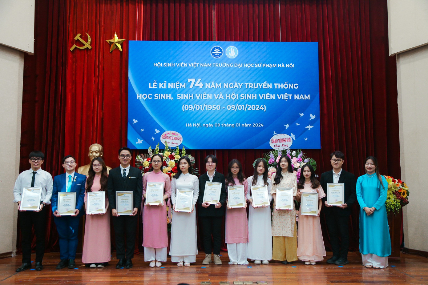 Đậu Xuân Đang (người đầu tiên từ trái qua) được trao tặng Danh hiệu “Hoa tháng giêng” – Giải thưởng cao quý dành cho cán bộ Hội có đóng góp vào công tác Hội và phong trào sinh viên của Hội Sinh viên Việt Nam trường.