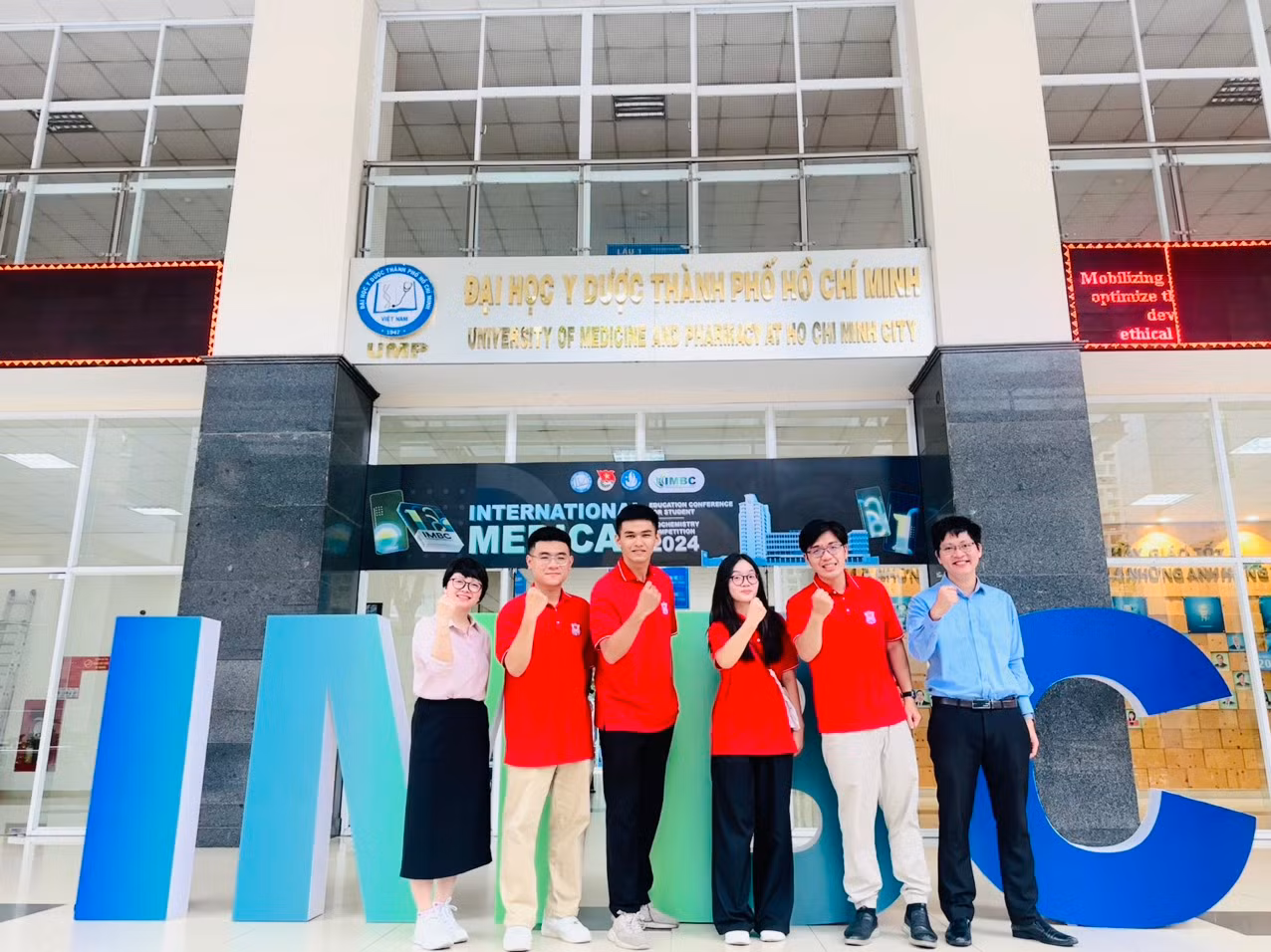 Tích cực tham gia các hoạt động và phong trào sinh viên.