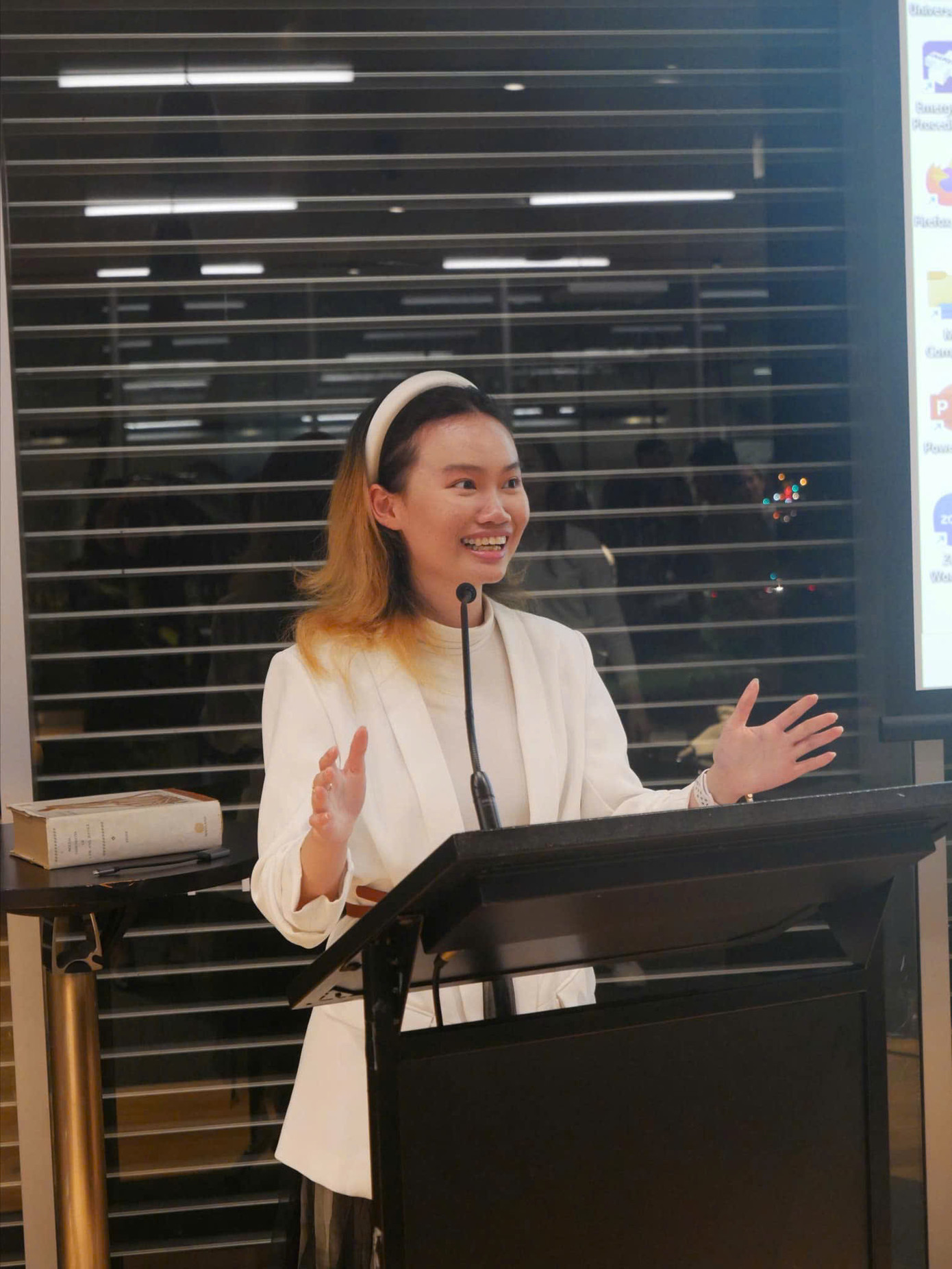Yến Nhi phát biểu tại một sự kiện của South East Asian Law Society - Hội Luật dành cho Sinh viên Đông Nam Á tại Đại học Sydney, với tư cách là Chủ tịch nhiệm kỳ 2024-2025.
