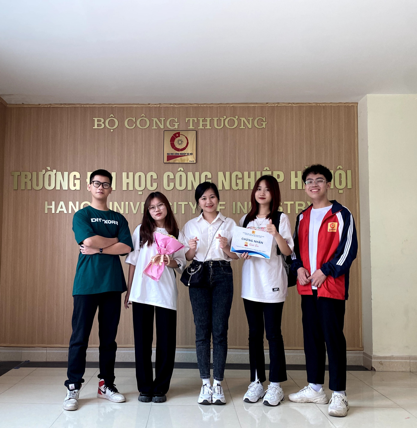 Thuận cùng các bạn sinh viên đạt Giải ba tiểu phẩm - cuộc thi “Sinh viên HaUI với công tác Phòng cháy chữa cháy và Cứu nạn cứu hộ năm học 2022 - 2023”.