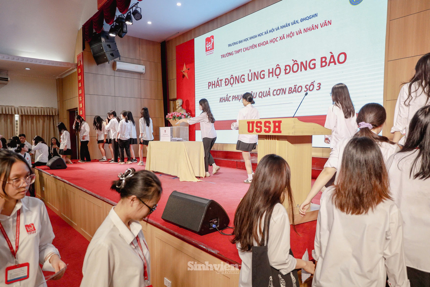 Hơn 500 học sinh của nhà trường tham gia buổi phát động.