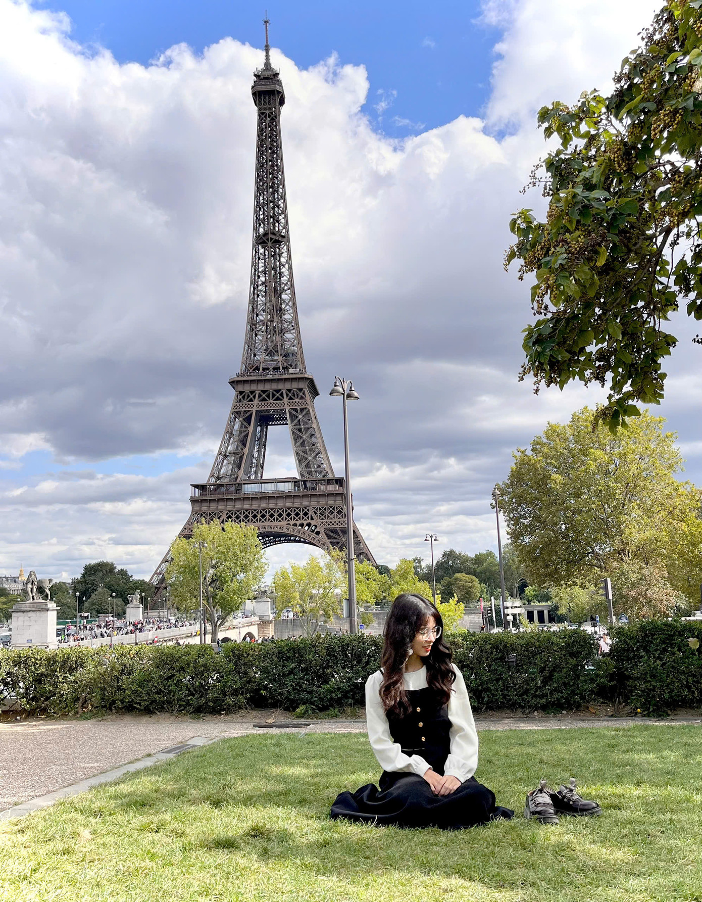 Lần đầu tiên được chụp ảnh với tháp Eiffel.
