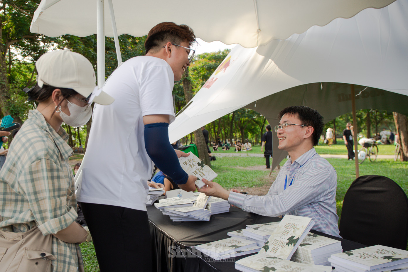 Tác giả, nhà báo Nguyễn Tuấn Anh trò chuyện với các bạn trẻ về thói quen đọc sách.