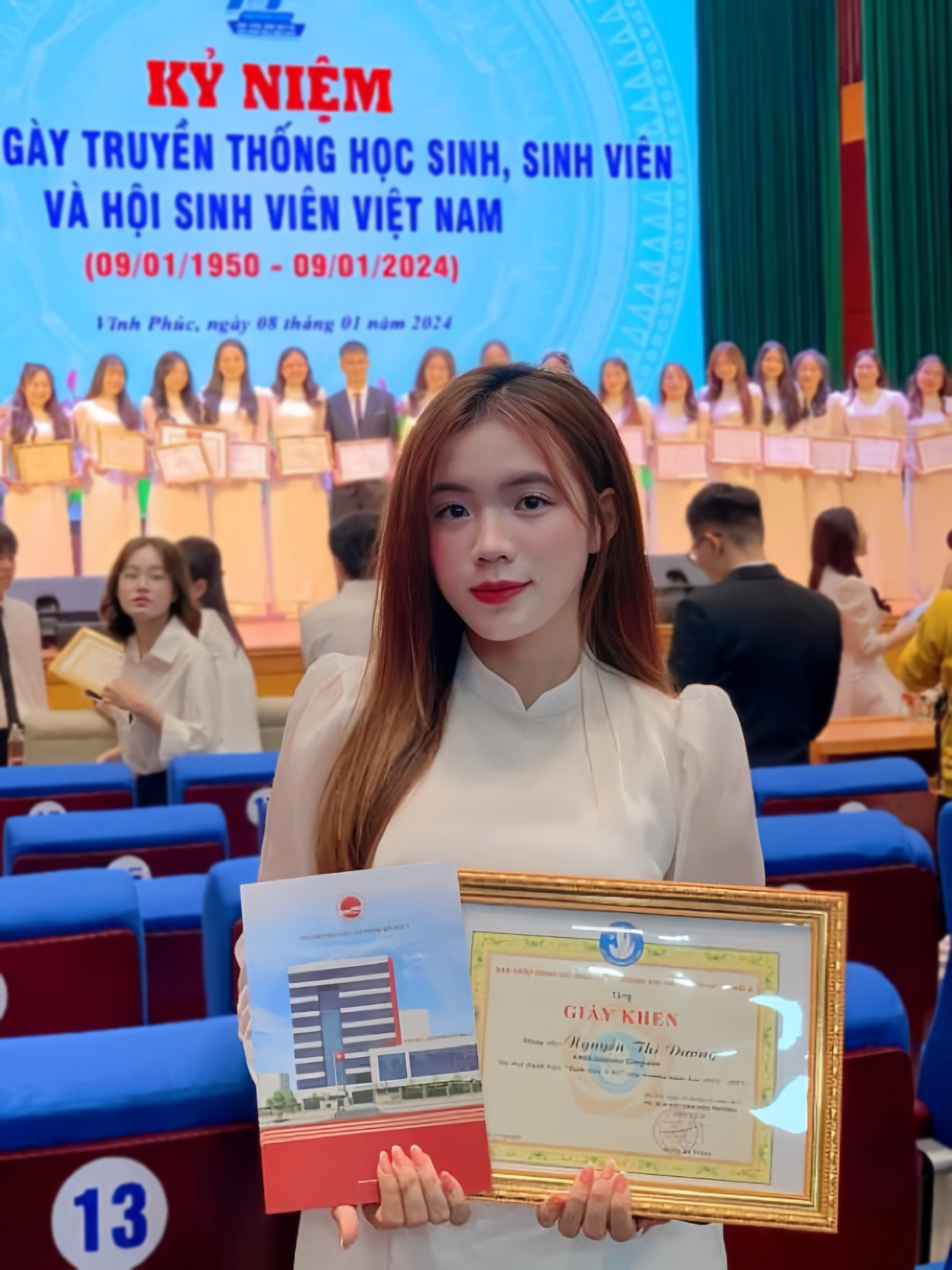 Dương nhận danh hiệu Sinh viên 5 Tốt cấp trường. Dương nhận danh hiệu Sinh viên 5 Tốt cấp trường.