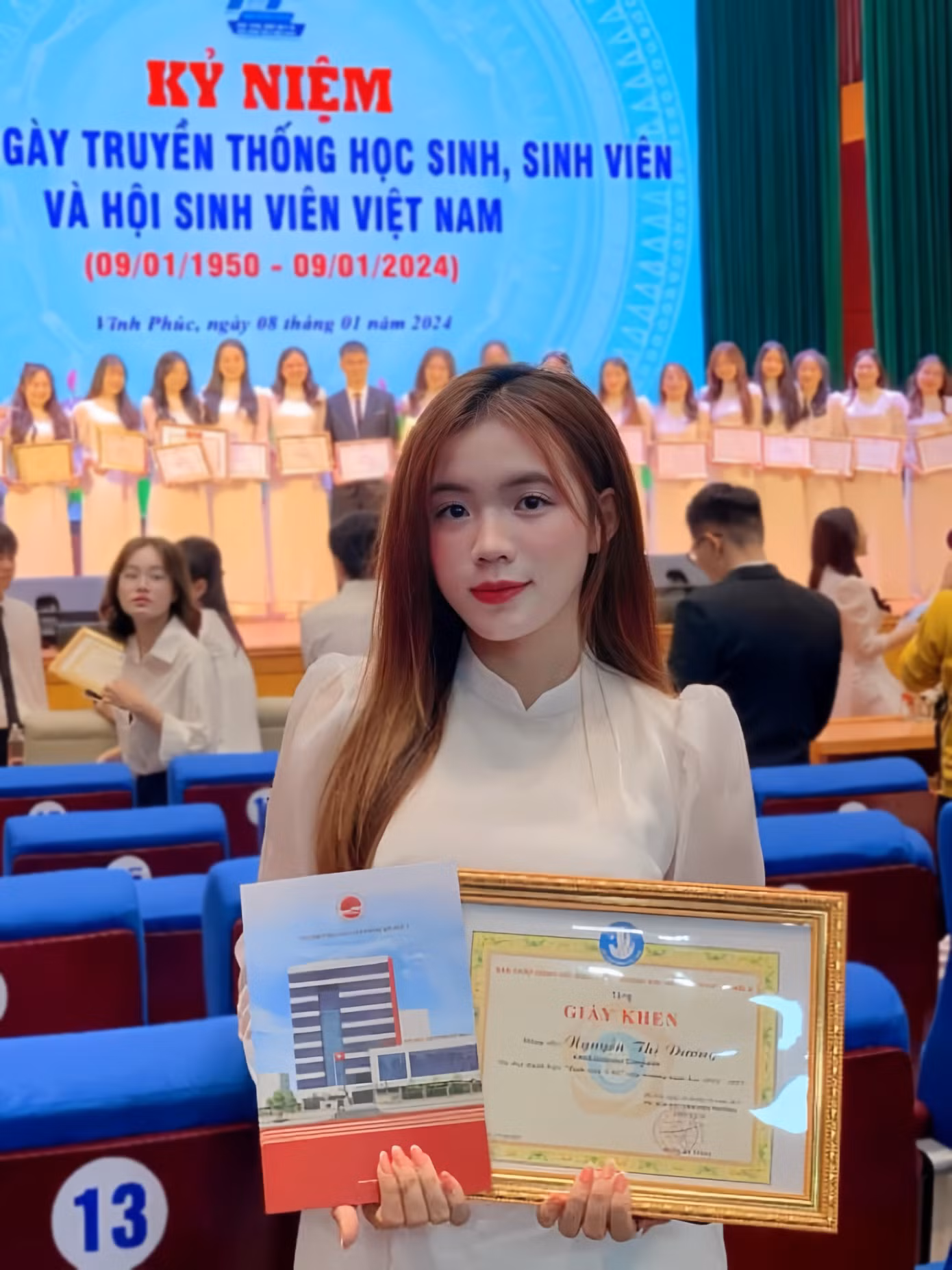 Dương nhận danh hiệu Sinh viên 5 Tốt cấp trường. Dương nhận danh hiệu Sinh viên 5 Tốt cấp trường.