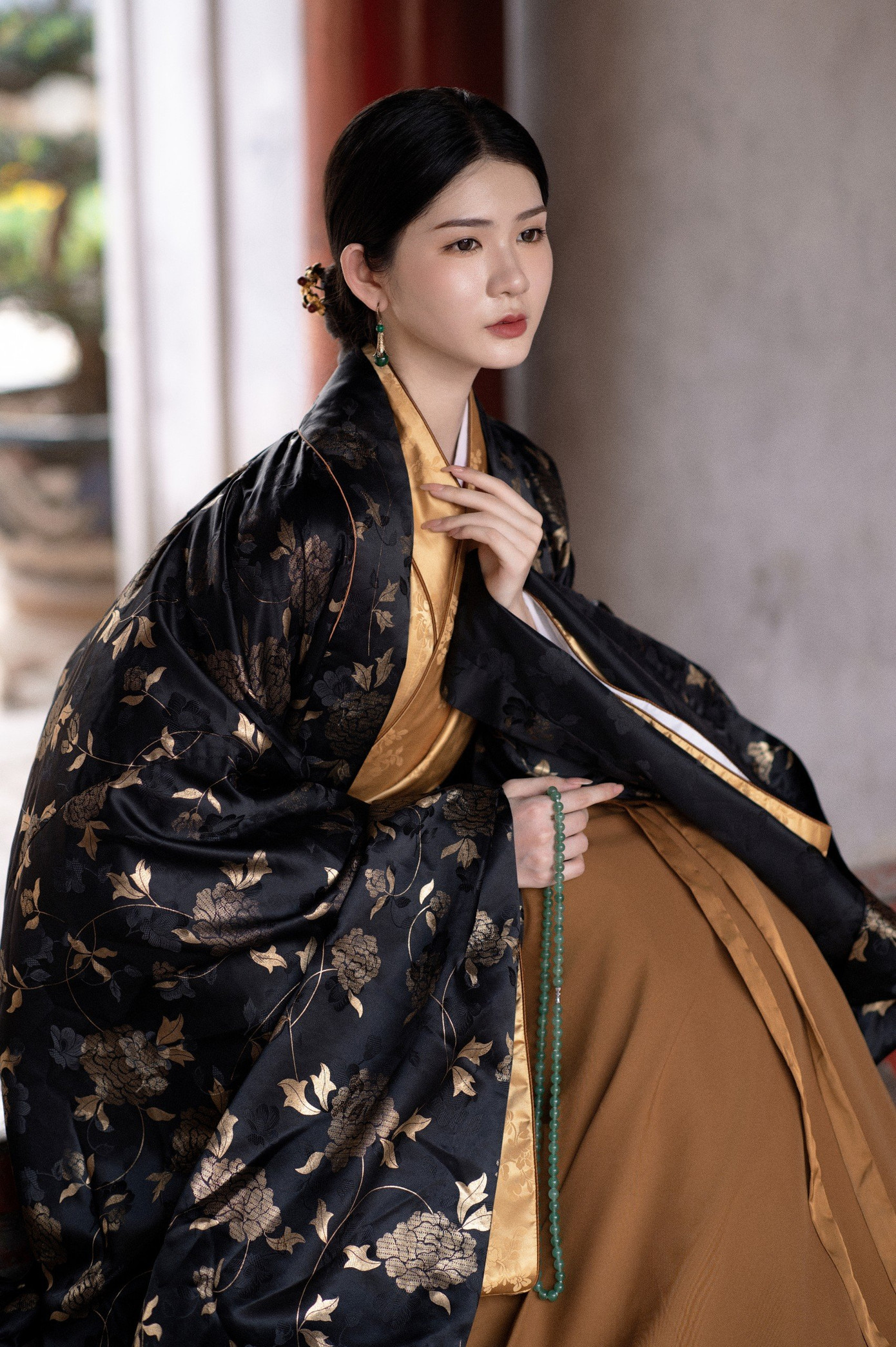 Tuyết Mai luôn cố gắng tìm trang phục sát với bối cảnh lịch sử. Tuyết Mai luôn cố gắng tìm trang phục sát với bối cảnh lịch sử.