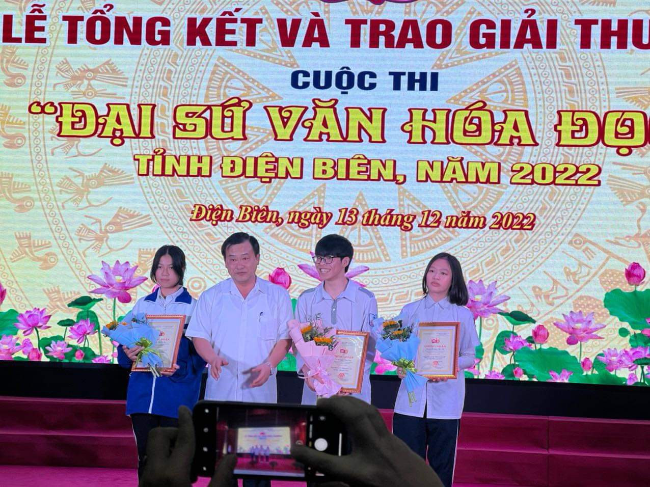 Nam sinh (thứ hai từ phải qua) hào hứng nhận giải Đại sứ Văn hoá Đọc tỉnh Điện Biên 2022.
