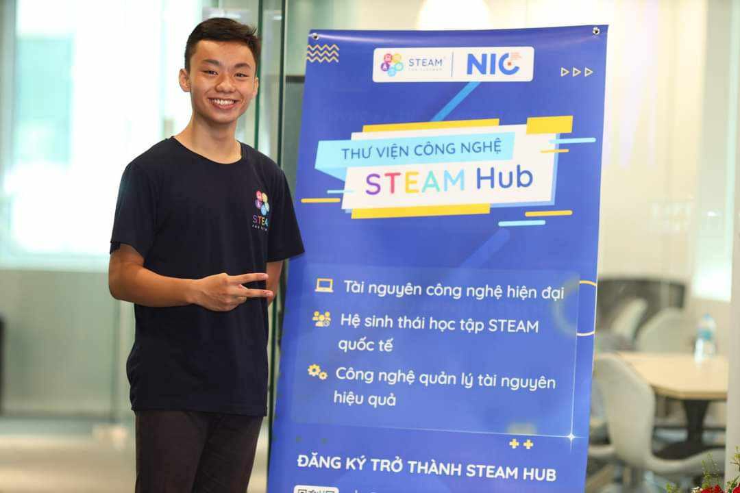 Nguyễn Việt Anh (sinh năm 2005) đang theo học năm thứ hai Trường Đại học Khoa học và Công nghệ Hà Nội, chuyên ngành Khoa học Vật liệu và Công nghệ Nano.
