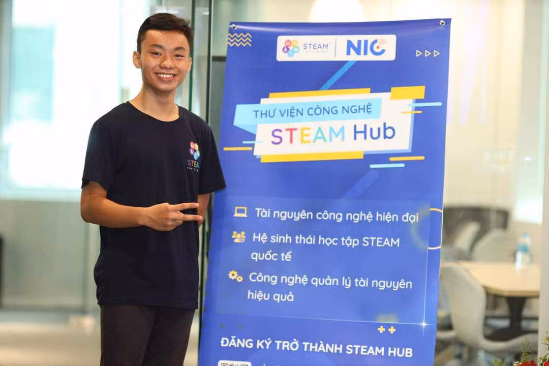 Nguyễn Việt Anh (sinh năm 2005) đang theo học năm thứ hai Trường Đại học Khoa học và Công nghệ Hà Nội, chuyên ngành Khoa học Vật liệu và Công nghệ Nano.