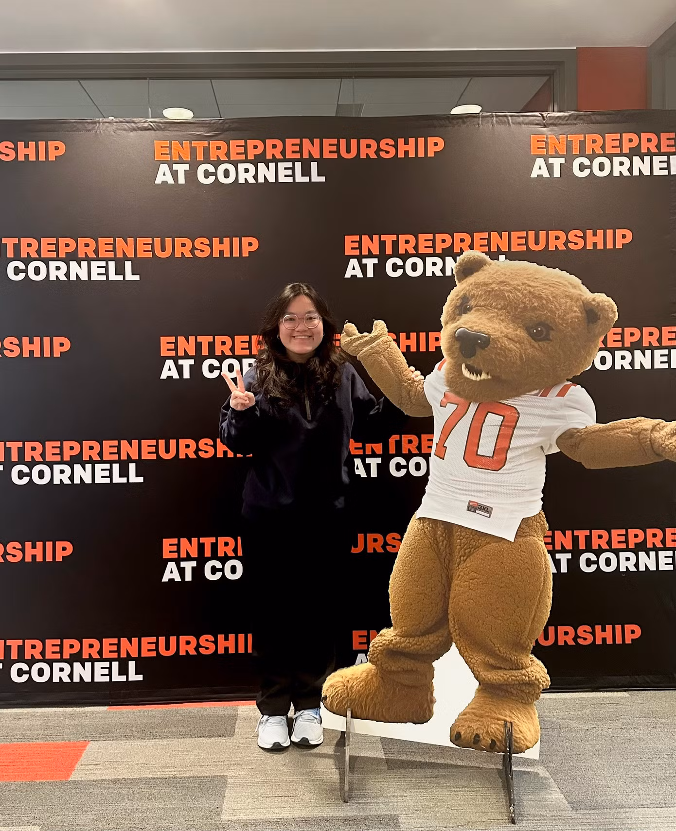 Bảo Ngọc chụp ảnh cùng linh vật của Cornell tại eHub.
