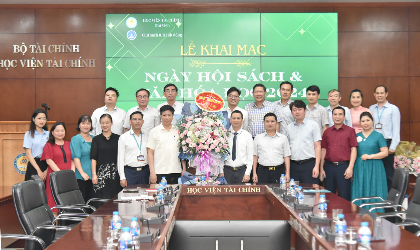 PGS. TS Nguyễn Đào Tùng - Chủ tịch Hội đồng trường; TS. Nguyễn Văn Bình - Phó Giám đốc học viện PGS.TS Nguyễn Mạnh Thiều - Phó Giám đốc học viện, Chủ tịch Công đoàn trường; cùng các thầy/cô đại diện lãnh đạo các đơn vị trong nhà trường lên tặng hoa chúc mừng.