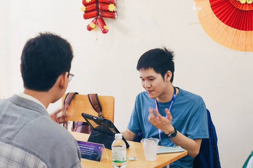 Khang tại chương trình tư vấn hướng nghiệp hồi trước Tết. Khang tại chương trình tư vấn hướng nghiệp hồi trước Tết.