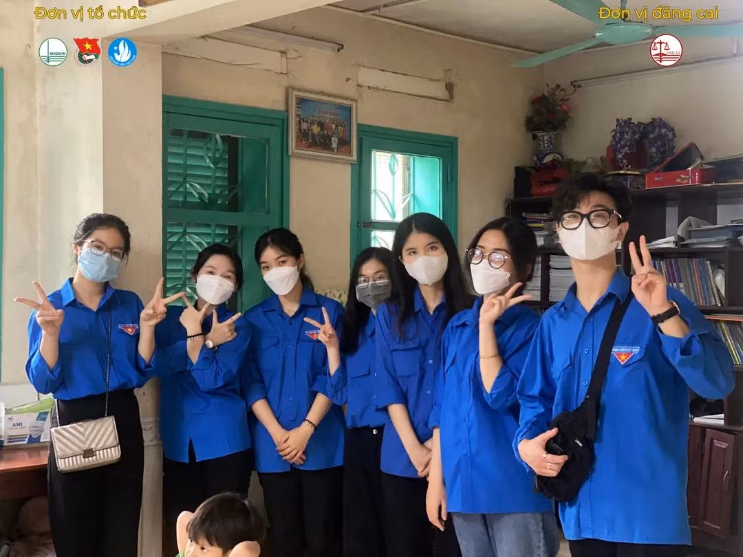 Lê Thuỳ Trang đi tình nguyện tại Làng trẻ em SOS Hà Nội.