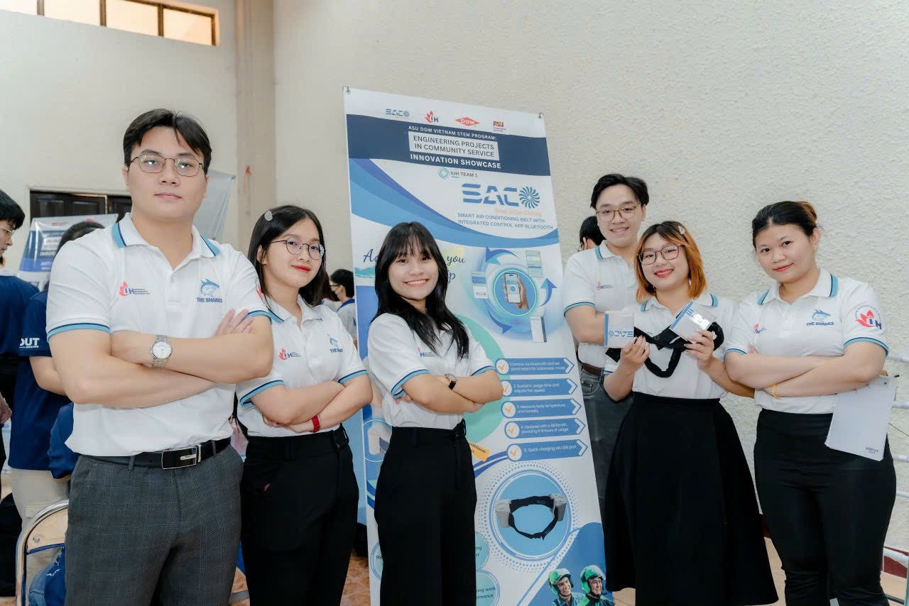 Thu Thảo cùng các thành viên tại chung kết cuộc thi Dự án Kỹ thuật phục vụ cộng đồng (EPICS). Thu Thảo cùng các thành viên tại chung kết cuộc thi Dự án Kỹ thuật phục vụ cộng đồng (EPICS).