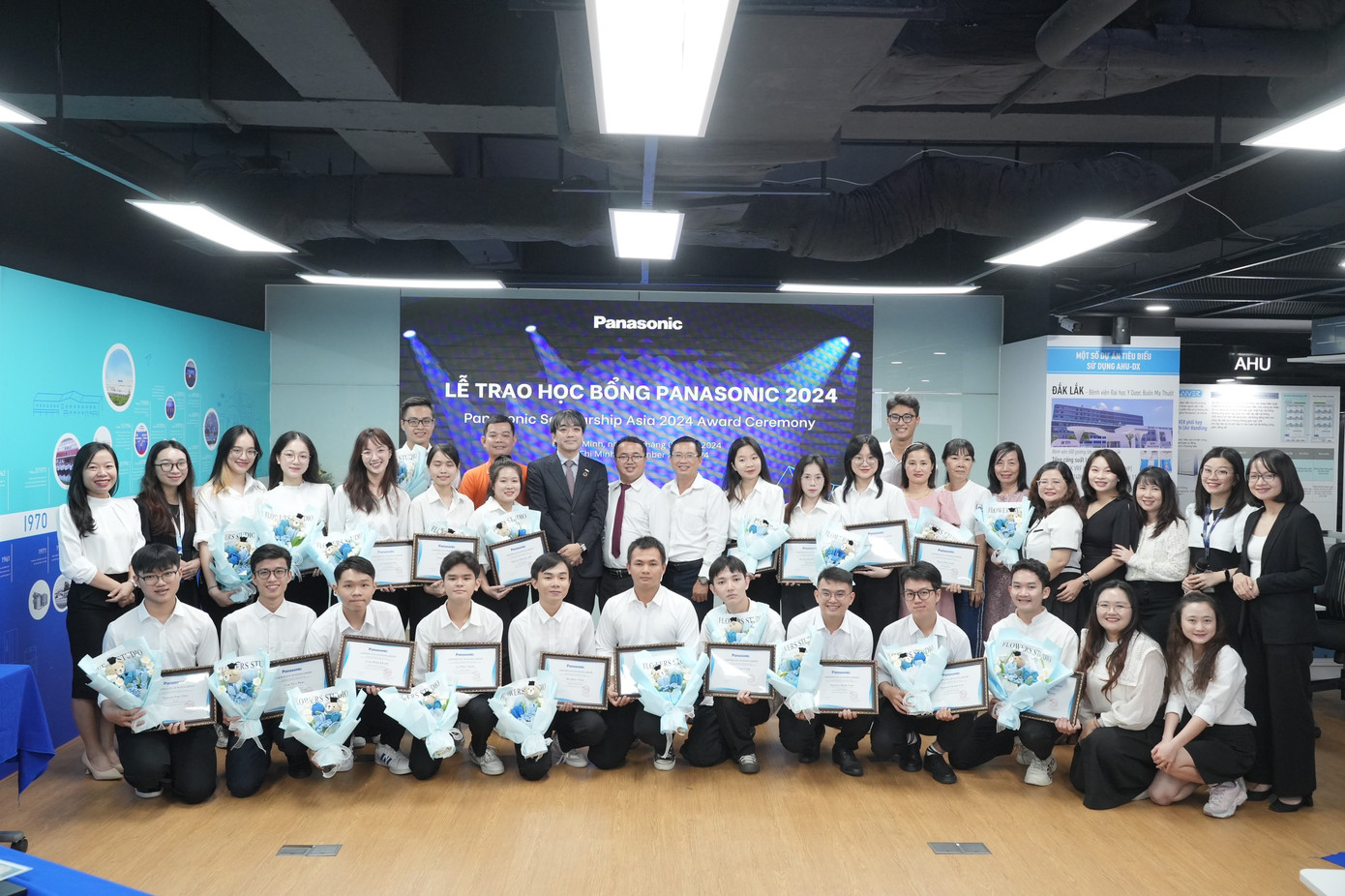 Mới đây nhất, Linh được nhận học bổng Panasonic trị giá 30 triệu đồng dành cho 20 sinh viên xuất sắc nhất trên cả nước và nhận tại TP Hồ Chí Minh. Mới đây nhất, Linh được nhận học bổng Panasonic trị giá 30 triệu đồng dành cho 20 sinh viên xuất sắc nhất trên cả nước và nhận tại TP Hồ Chí Minh.