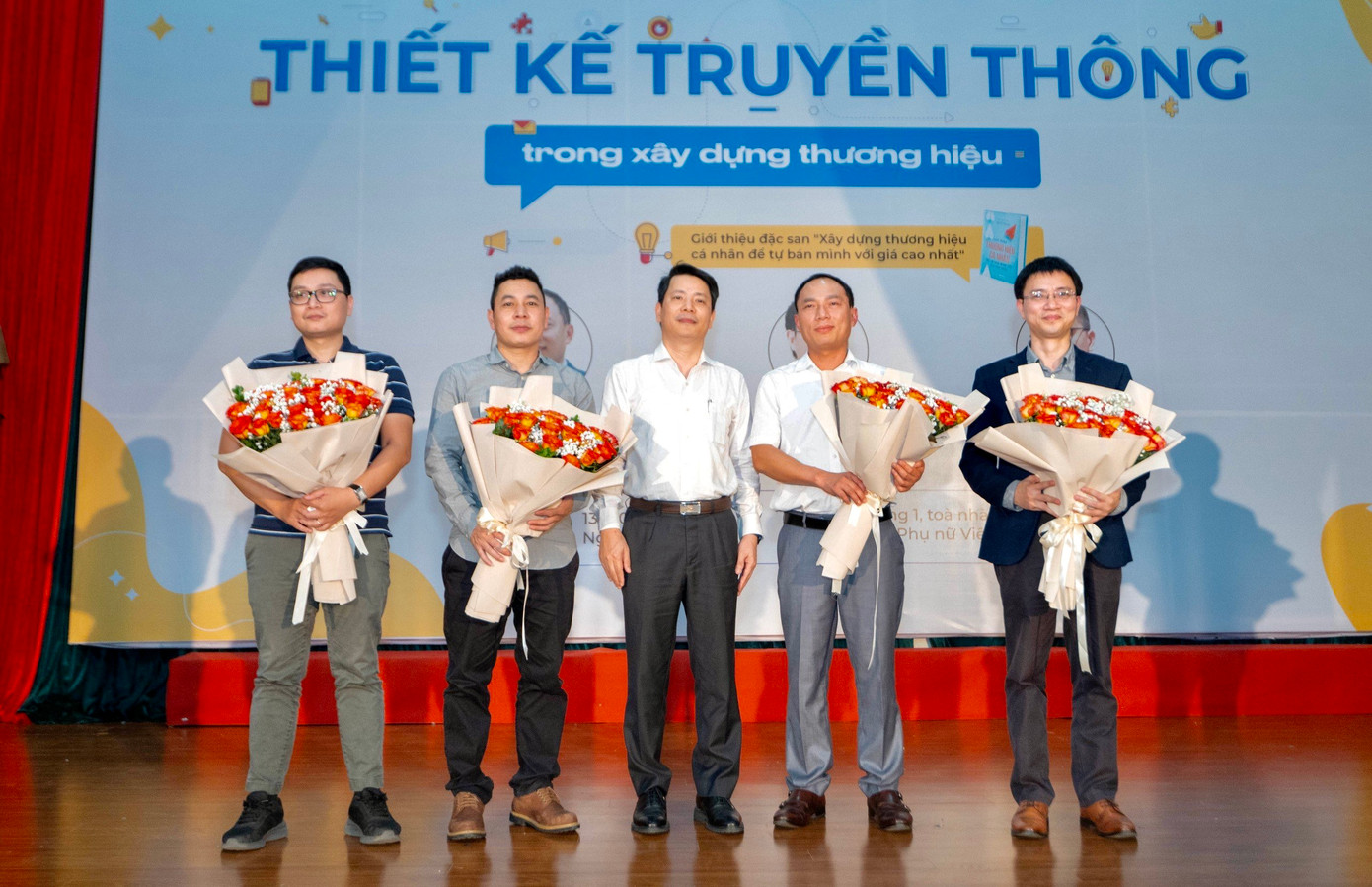 PGS. TS Trần Quang Tiến - Giám đốc Học viện Phụ nữ Việt Nam - tặng hoa các diễn giả và đại diện các đơn vị tổ chức. PGS. TS Trần Quang Tiến - Giám đốc Học viện Phụ nữ Việt Nam - tặng hoa các diễn giả và đại diện các đơn vị tổ chức.