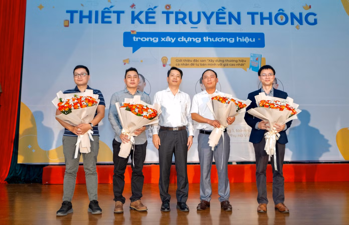 PGS. TS Trần Quang Tiến - Giám đốc Học viện Phụ nữ Việt Nam - tặng hoa các diễn giả và đại diện các đơn vị tổ chức.