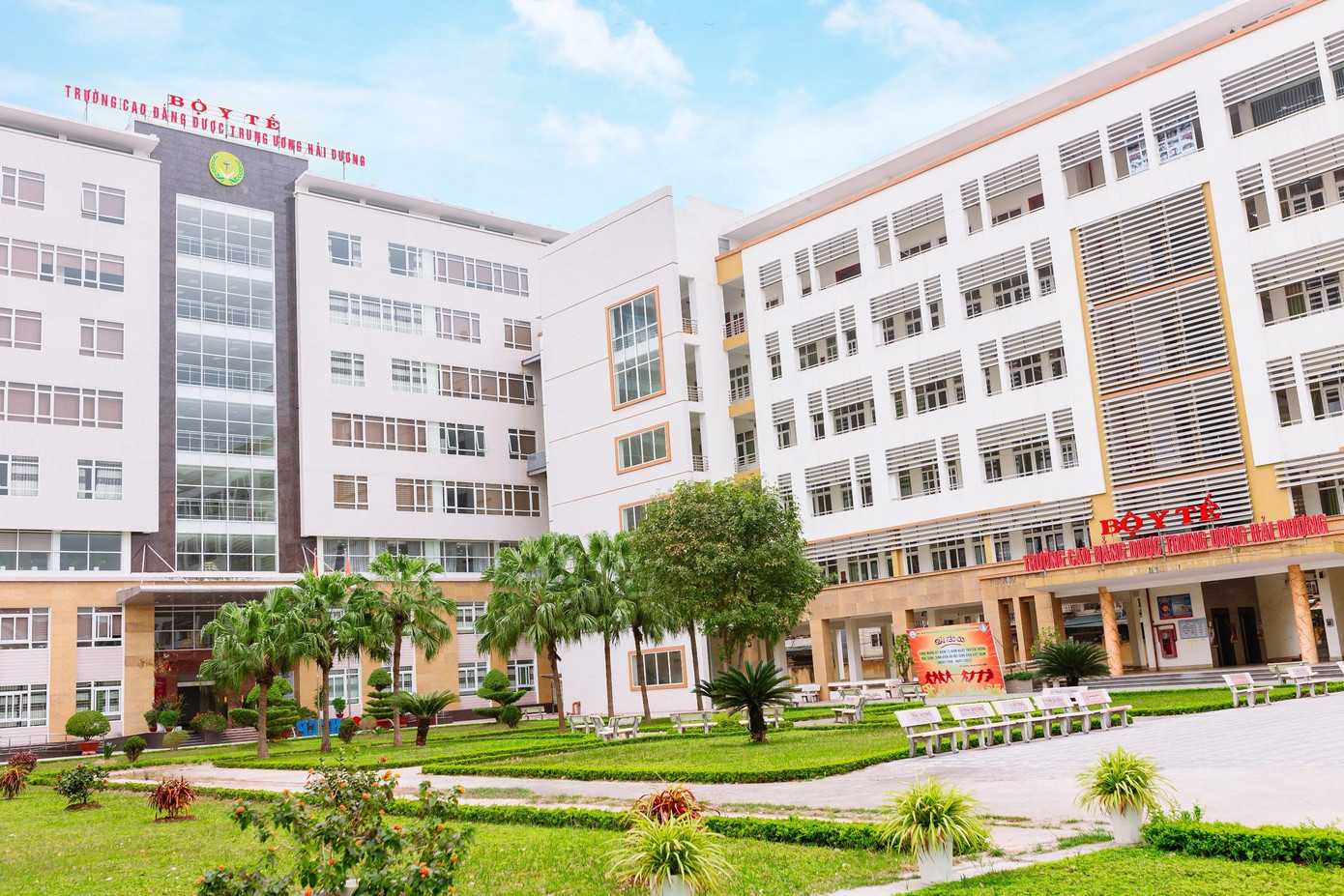 Với cơ sở vật chất hiện đại, lộ trình học tập đổi mới sáng tạo, Trường Cao đẳng Dược Trung ương Hải Dương được sự tìm hiểu, đón nhận của đông đảo sinh viên. Với cơ sở vật chất hiện đại, lộ trình học tập đổi mới sáng tạo, Trường Cao đẳng Dược Trung ương Hải Dương được sự tìm hiểu, đón nhận của đông đảo sinh viên.