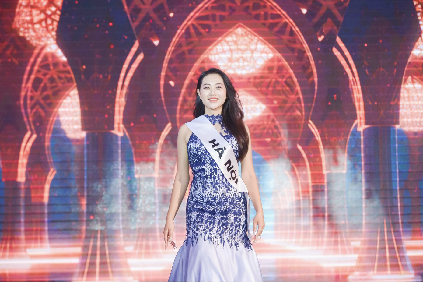 Những bước catwalk tự tin của người đẹp Minh Phương trong phần thi trang phục dạ hội.