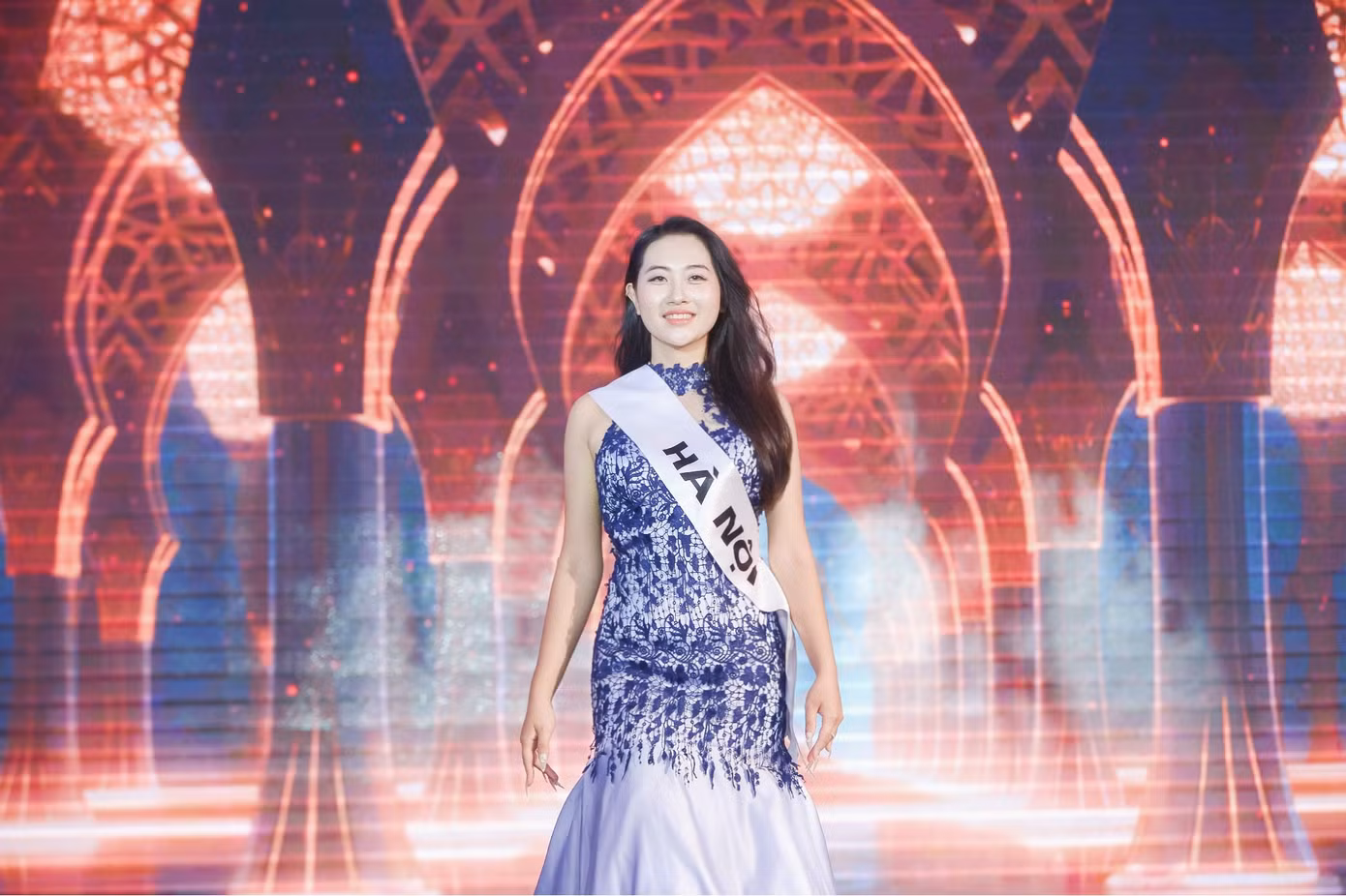 Những bước catwalk tự tin của người đẹp Minh Phương trong phần thi trang phục dạ hội.