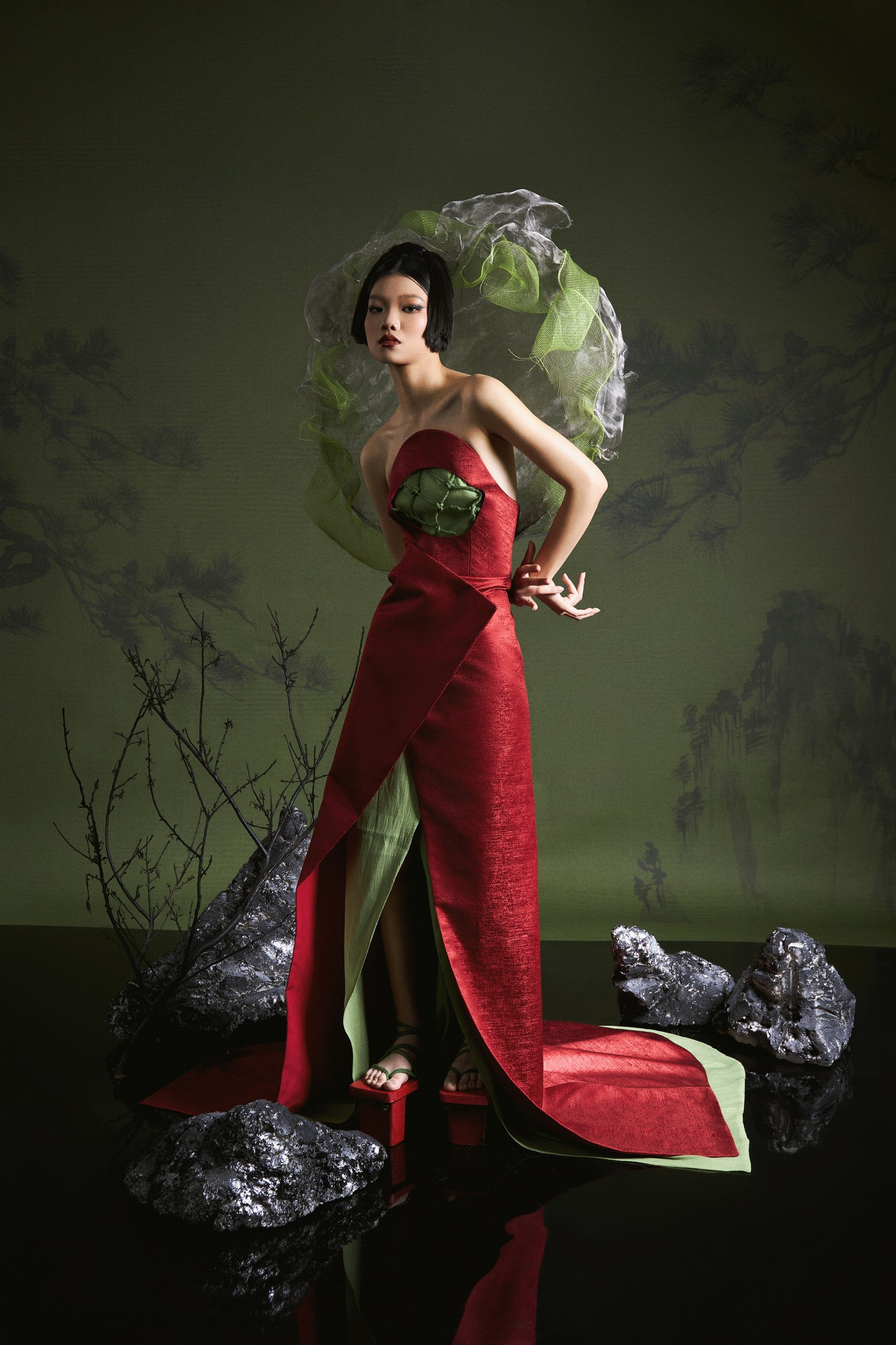 Điểm nhấn của bộ trang phục đầu tiên là phần ngực áo được mô phỏng theo hình ảnh cửa sổ trà thất, sử dụng chất vải tafta vân gỗ tạo bề mặt và vải voan xốp gợi hình ảnh trà được đánh lên bọt. Điểm nhấn của bộ trang phục đầu tiên là phần ngực áo được mô phỏng theo hình ảnh cửa sổ trà thất, sử dụng chất vải tafta vân gỗ tạo bề mặt và vải voan xốp gợi hình ảnh trà được đánh lên bọt.