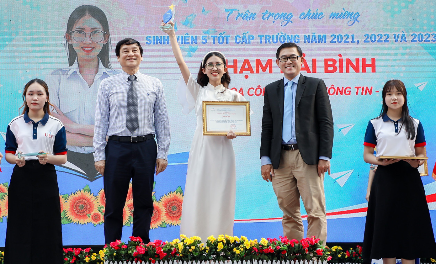 Hải Bình xuất sắc nhận danh hiệu Sinh viên 5 tốt. Hải Bình xuất sắc nhận danh hiệu Sinh viên 5 tốt.