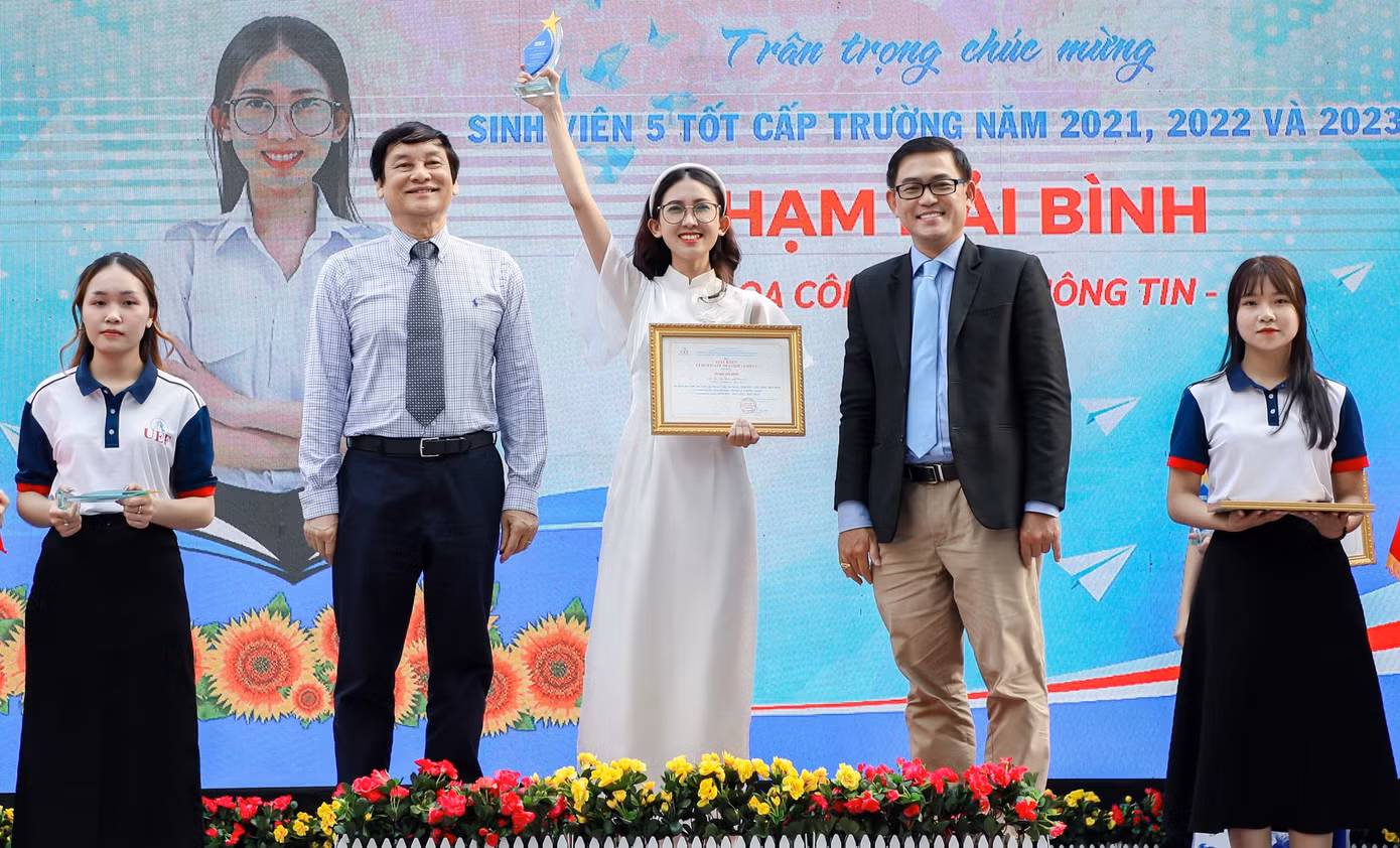 Hải Bình xuất sắc nhận danh hiệu Sinh viên 5 tốt.
