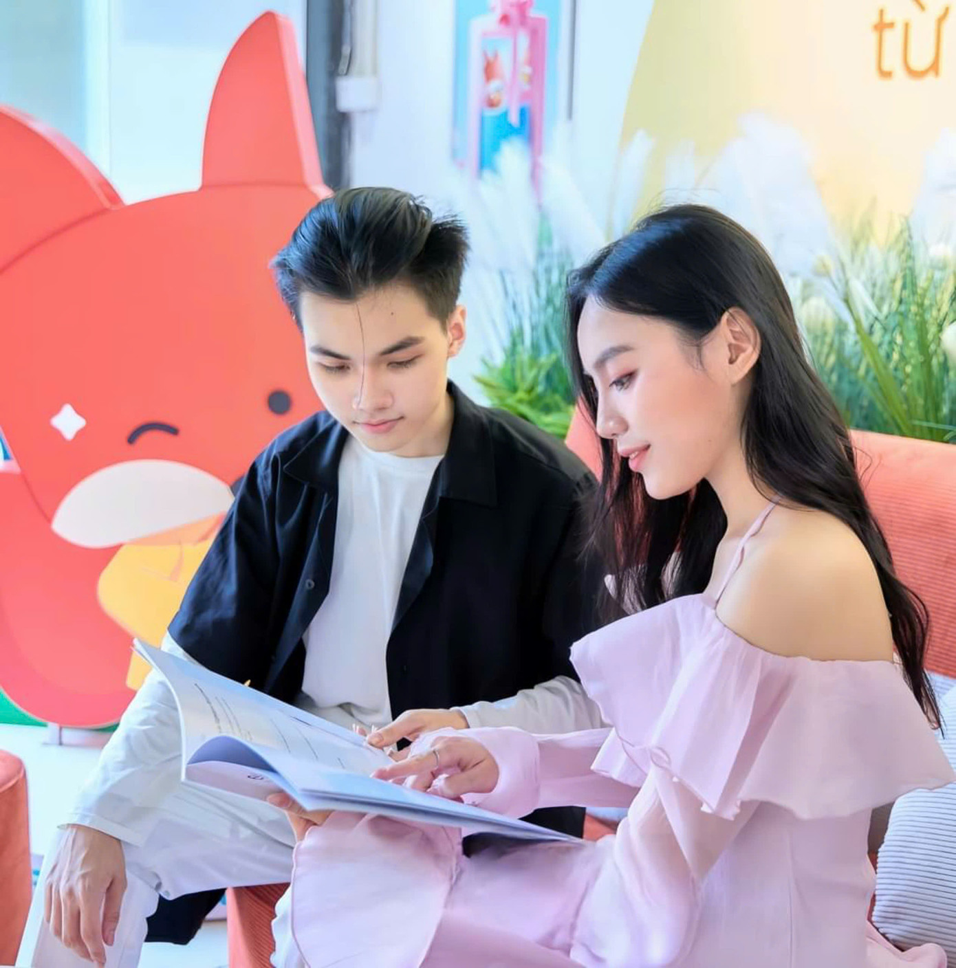 Nam Khánh cùng bạn dẫn Diễm Quỳnh trải nghiệm dịch vụ Face Wash Fox trong vòng Bán kết Cuộc thi HI MC. Nam Khánh cùng bạn dẫn Diễm Quỳnh trải nghiệm dịch vụ Face Wash Fox trong vòng Bán kết Cuộc thi HI MC.