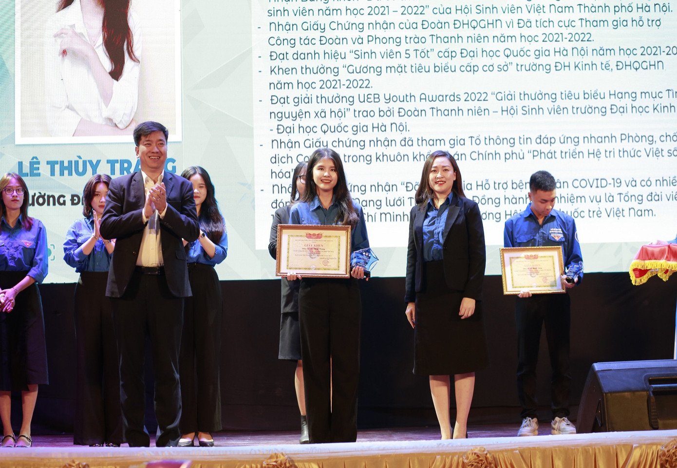 Trang là một sinh viên năng động và đã đạt nhiều thành tích không chỉ về học tập mà còn về hoạt động phong trào, xã hội. Trang là một sinh viên năng động và đã đạt nhiều thành tích không chỉ về học tập mà còn về hoạt động phong trào, xã hội.