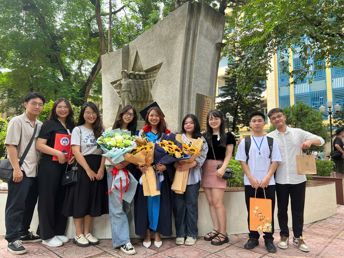 Kim Anh chụp ảnh cùng đại diện Liên chi đoàn tại lễ tốt nghiệp. Kim Anh chụp ảnh cùng đại diện Liên chi đoàn tại lễ tốt nghiệp.