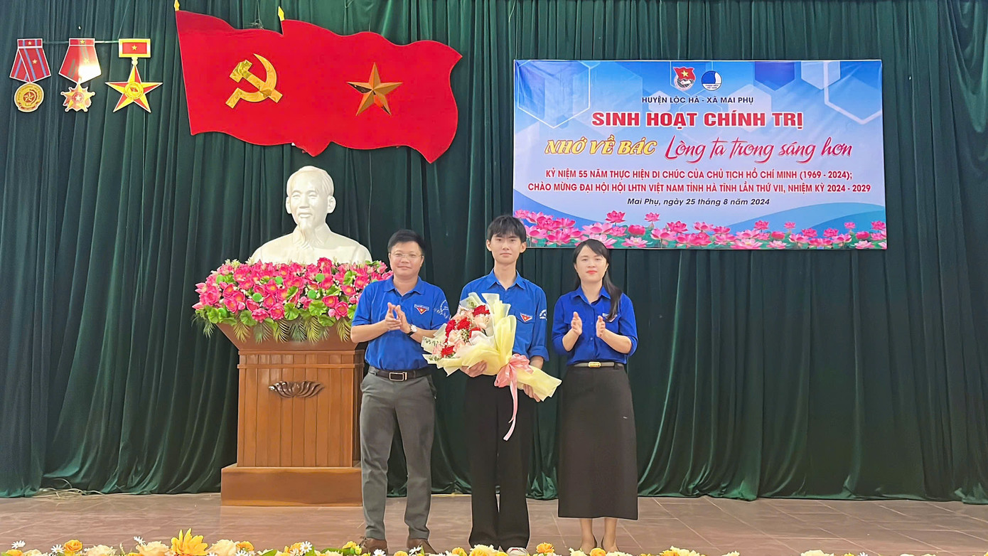 Ban Thường vụ Huyện Đoàn Lộc Hà tặng hoa chúc mừng Tiến Chung đỗ Học viện Báo chí và Tuyên truyền. Ban Thường vụ Huyện Đoàn Lộc Hà tặng hoa chúc mừng Tiến Chung đỗ Học viện Báo chí và Tuyên truyền.