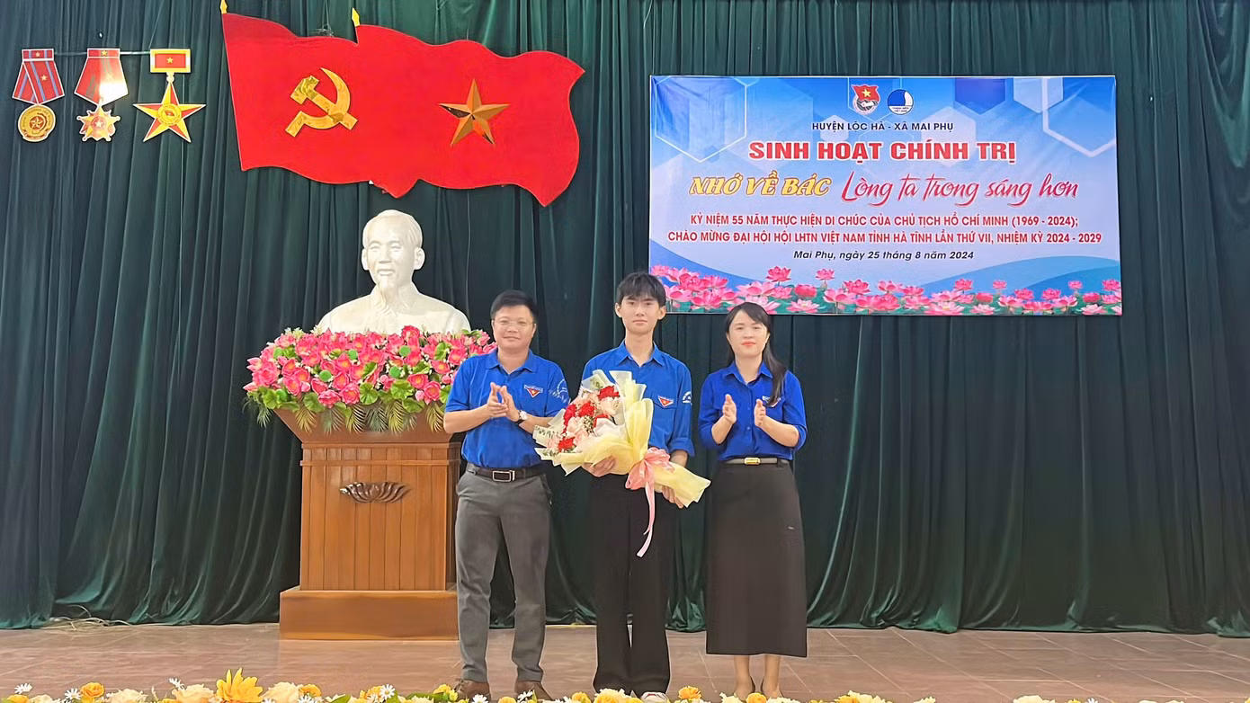 Ban Thường vụ Huyện Đoàn Lộc Hà tặng hoa chúc mừng Tiến Chung đỗ Học viện Báo chí và Tuyên truyền.